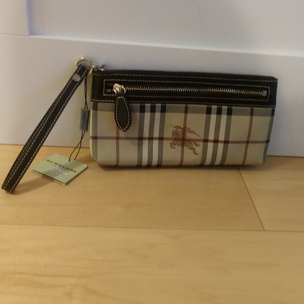 Wristlet handbag